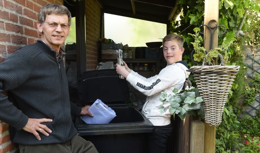 Nico Baaijens en zijn Anthony. Zij hebben wel plek voor de derde container, maar vragen zich af of die groot genoeg is voor al hun maandelijkse oud papier.