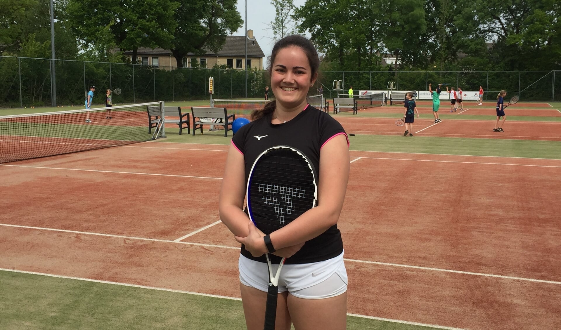 Trainster Danielle Boer is blij dat de tennislessen weer begonnen zijn.