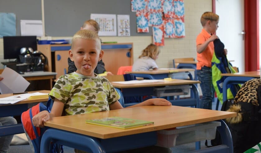 Desley Lamers is hard aan het werk in de kleuterklas van juf Anne Greveling-Scherpenisse op basissschool de Luyster in Sint Philipsland.