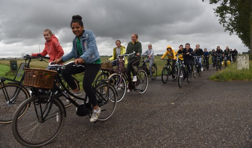 De leerlingen op de fiets door de Weihoek.