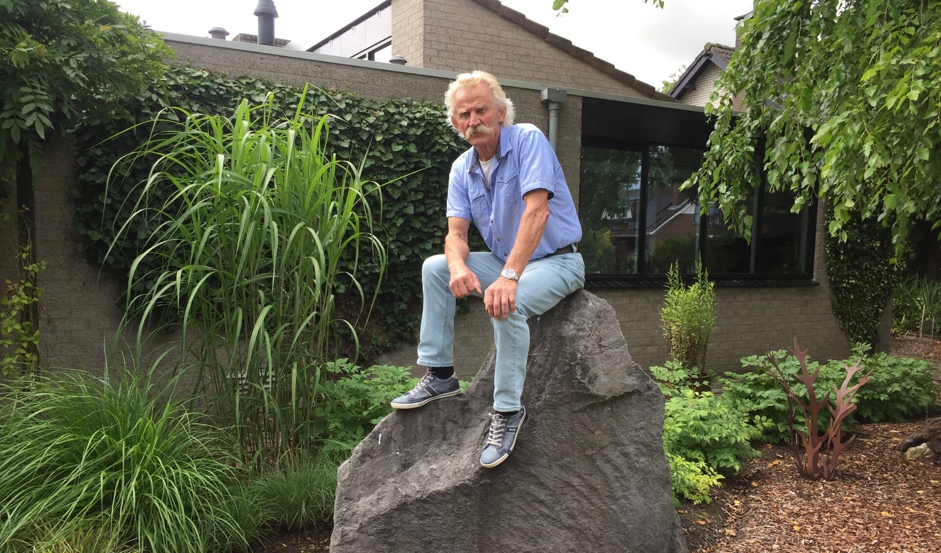 Hans Hanssen vindt de grote kei in zijn tuin vooral een mooi object.