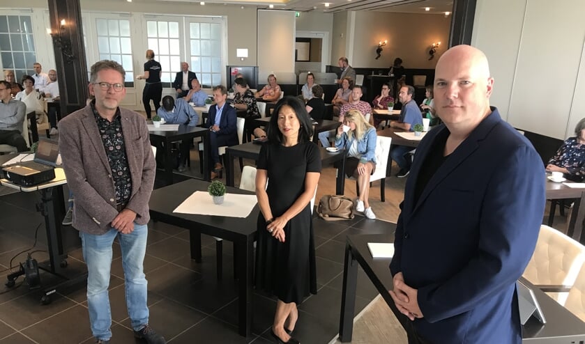 Voorzitter Maartem van der Kooij (rechts) van VPCO Tholen tekende een intentieverklaring met vertegenwoordigers van schoolbesturen van Schouwen-Duiveland.