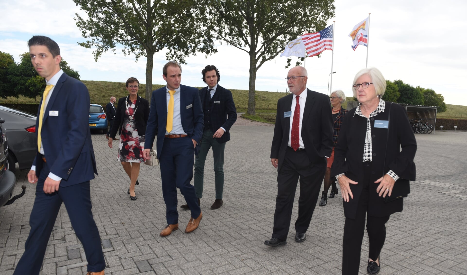 De Profielnorm-directie leidt ambassadeur Pete Hoekstra (rechts met rode stropdas) rond. Naast hem zijn vrouw Diane. Links achterin burgemeester Ger van de Velde. 