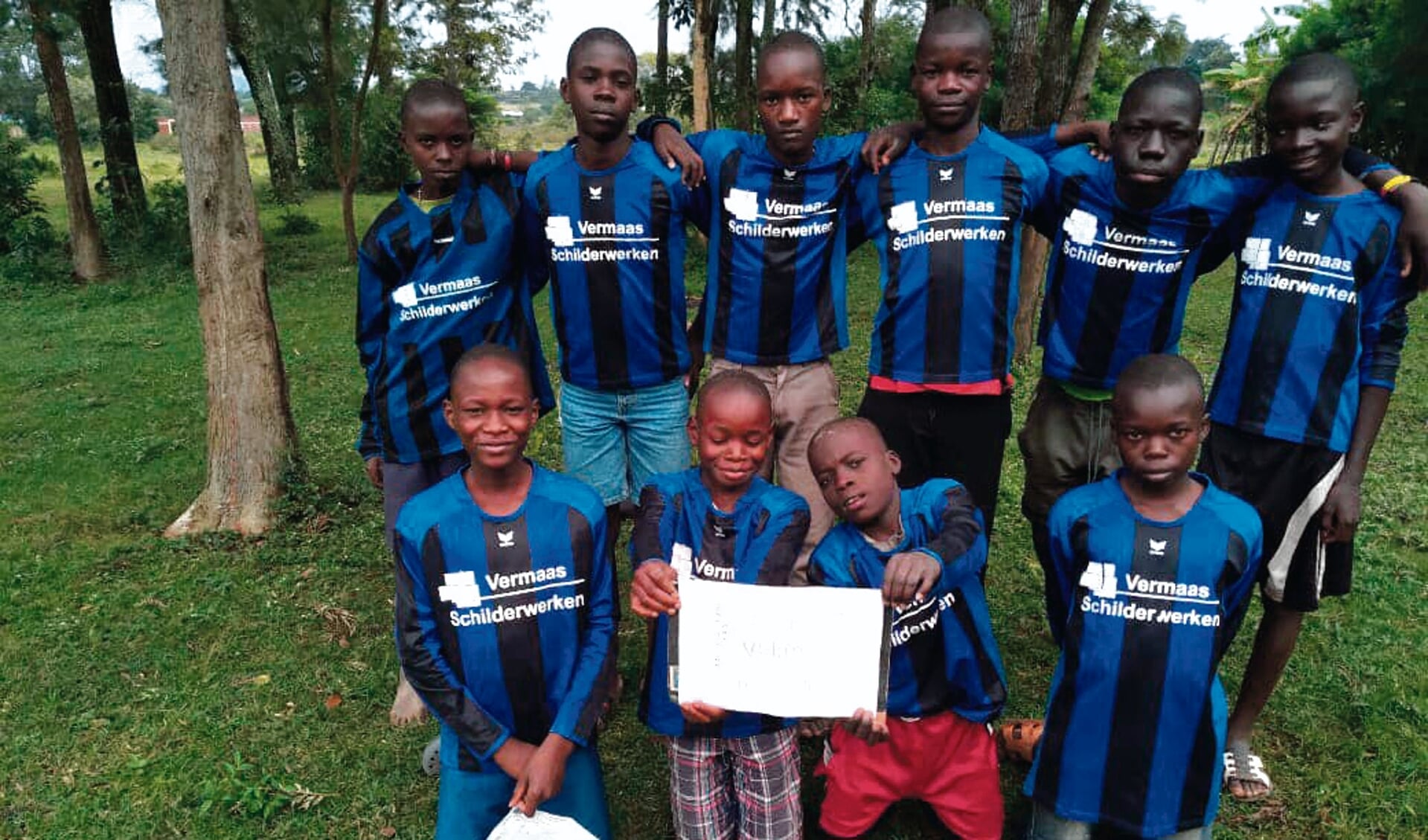 Deze Keniaanse voetballertjes zijn maar wat blij met de shirts van Smerdiek.