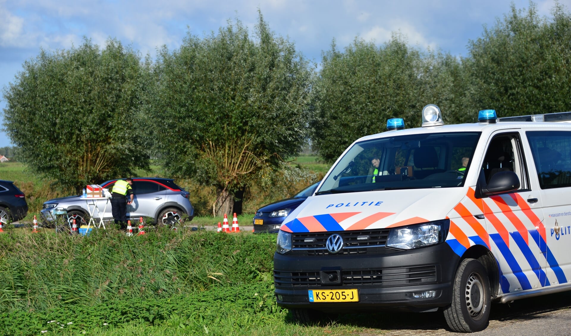 De politie haalde donderdagmiddag auto's van de weg bij de stoplichten bij Tholen. Ze werden gecontroleerd bij de nabijgelegen parkeerplaats.