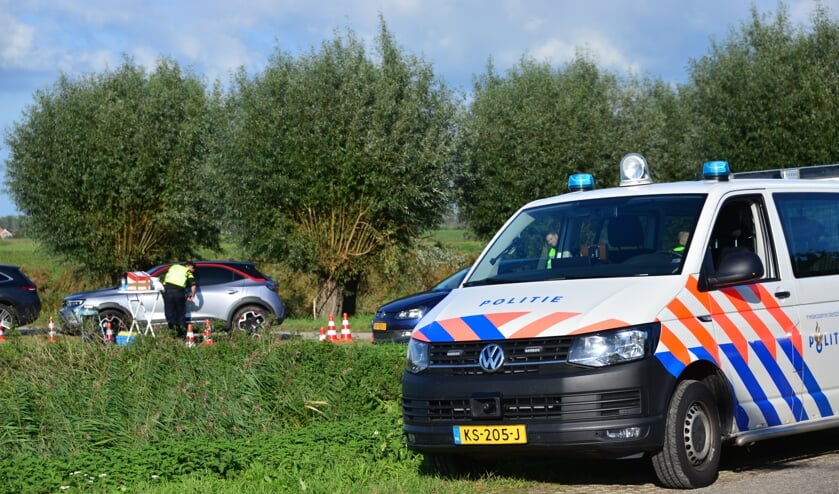<p>De politie haalde donderdagmiddag auto's van de weg bij de stoplichten bij Tholen. Ze werden gecontroleerd bij de nabijgelegen parkeerplaats.</p>
