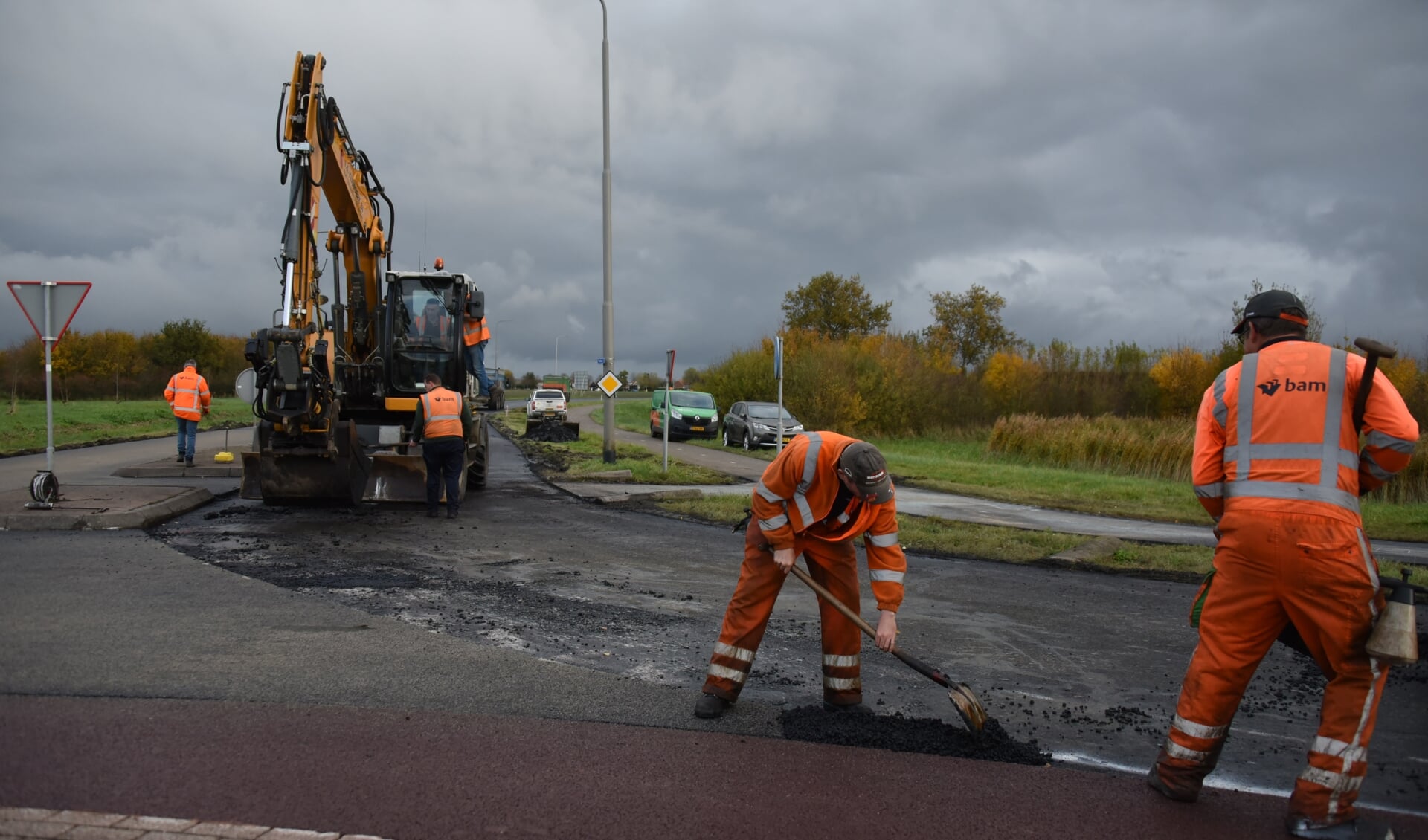 Het asfalt op de rotonde bij Poortvliet is al aangepakt.