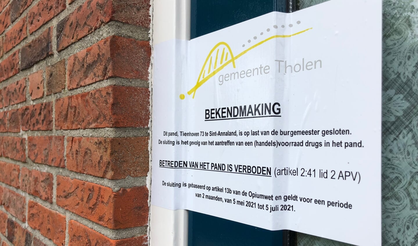 Er worden met enige regelmaat panden gesloten waar drugs gevonden is. Het plakkaat op de foto zat op een huis in Sint-Annaland.