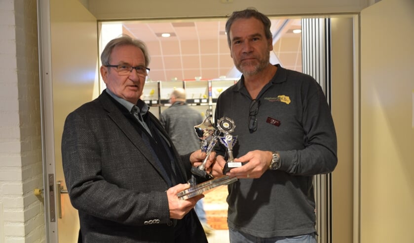 <p>Leo Quist (rechts) overhandigt Kattestaart zijn prijs. </p>