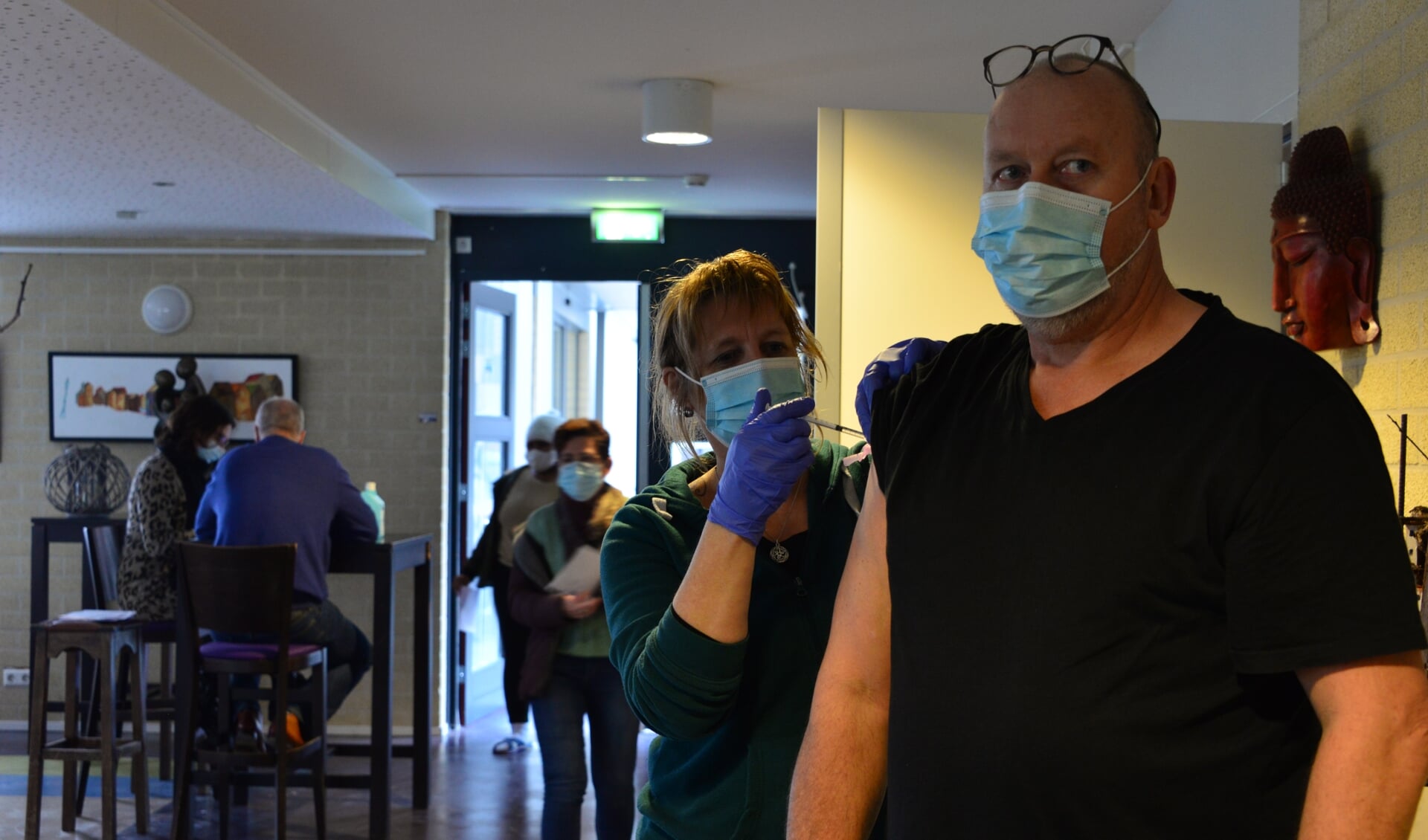Frans Havermans wordt gevaccineerd door praktijkondersteuner Miranda Karremans.