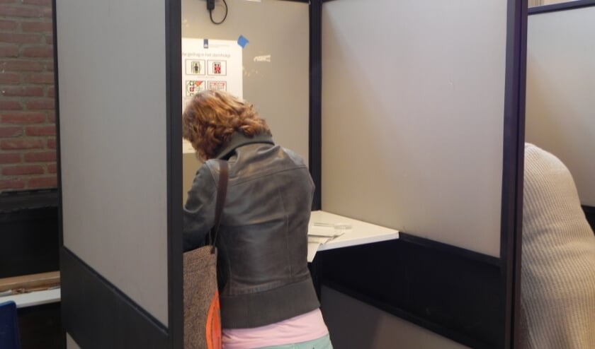 Een archieffoto van het stemmen.
