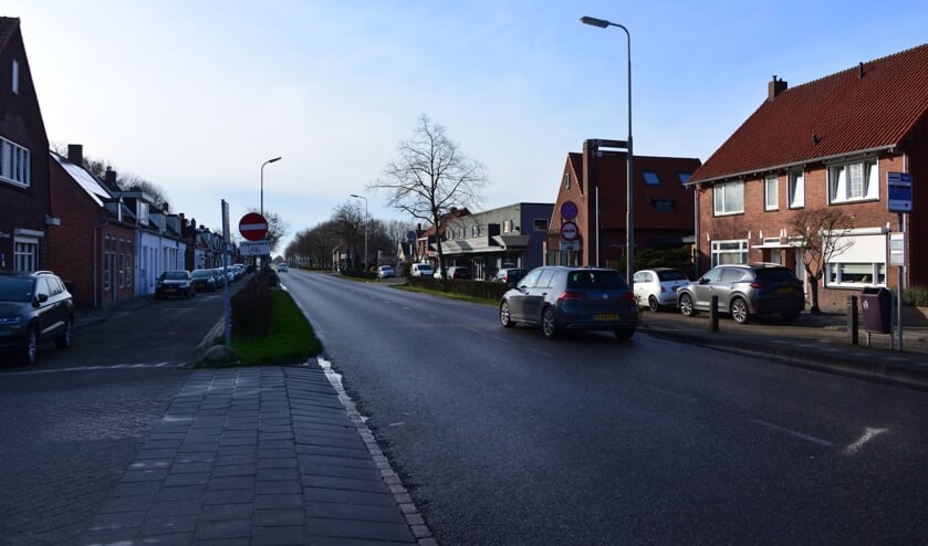 <p>De Steenbergseweg is aan de beurt voor groot onderhoud, maar uitstel dreigt.</p>