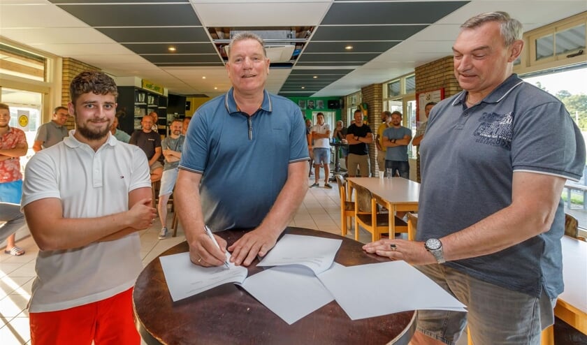 <p>René Scholts (midden) tekent zijn contract in de kantine van Noad. Rechts Interimvoorzitter John Verbraeken. Links penningmeester Bart van de Velde. </p>