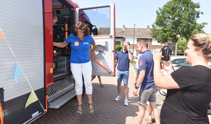 <p>Sija Polderman is met haar man en kleinkinderen rondgereden door de brandweer van Sint Philipsland.</p>