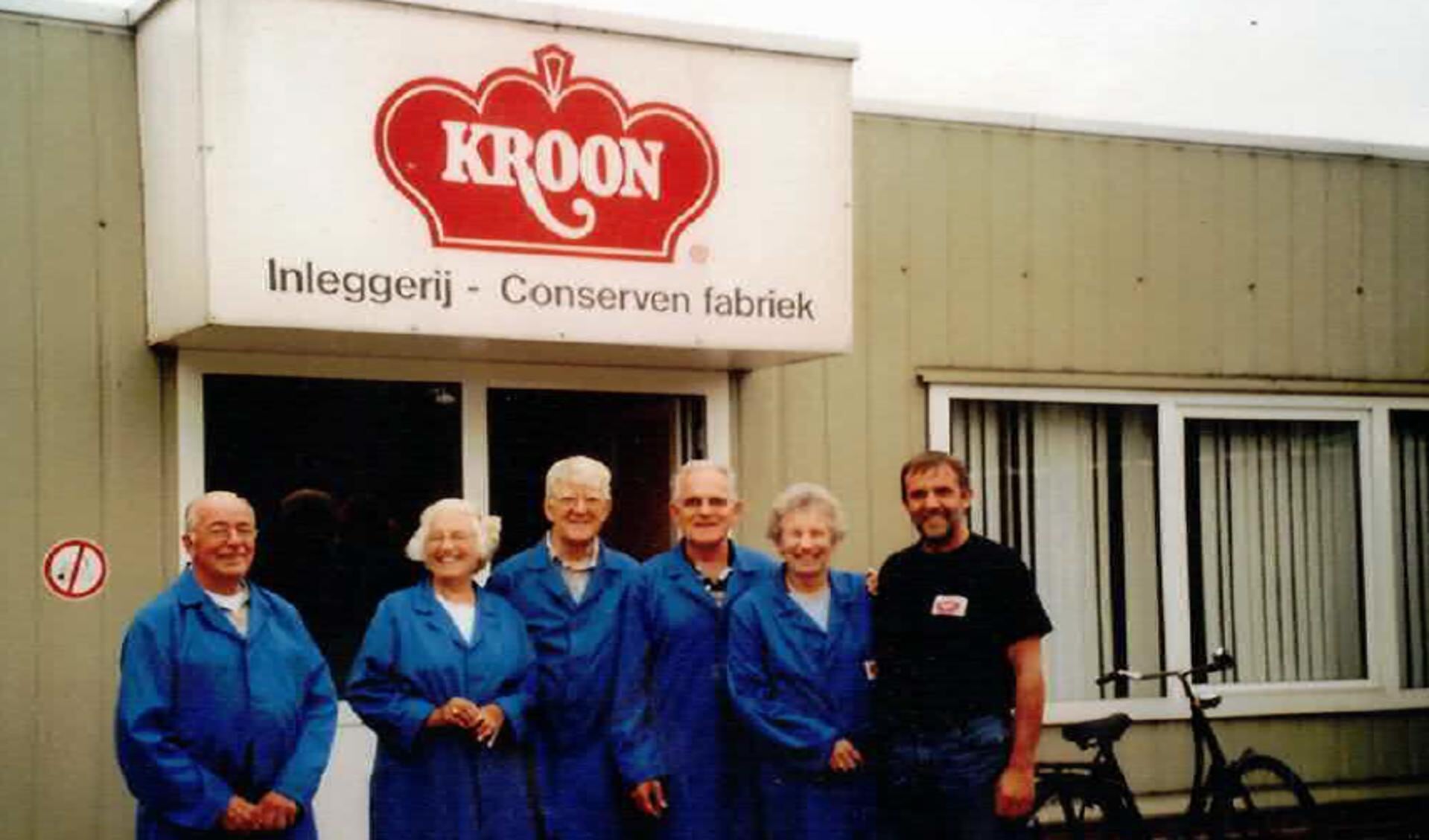 Uiterst links: Dirk van der Kroon (directeur tweede generatie), uiterst rechts: Theo van der Kroon (directeur derde generatie). De personen in het midden zijn familieleden die op bezoek zijn.