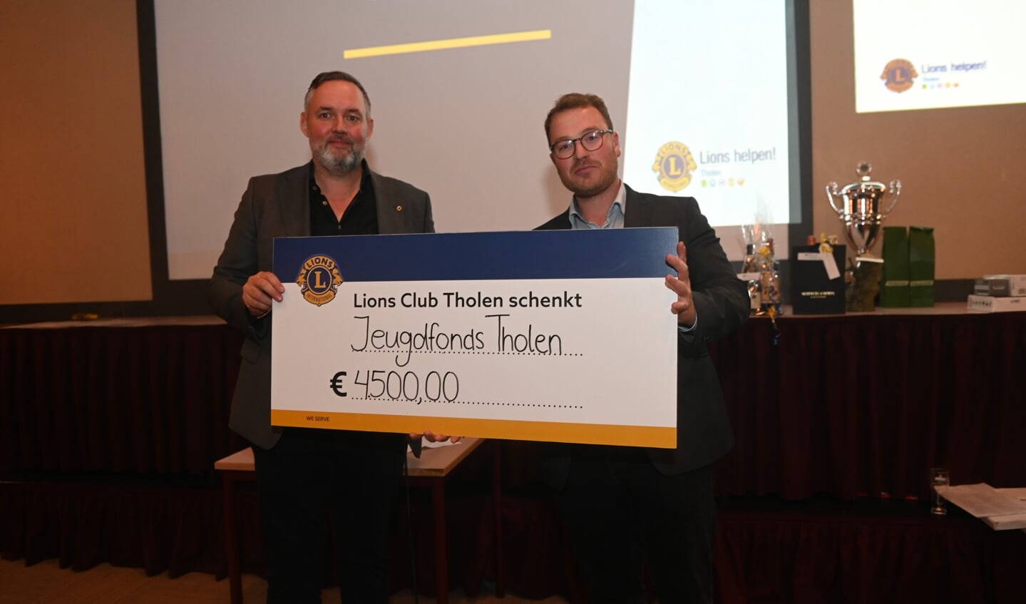 Lions-president Hans van der Eijk (links) en wethouder Corniel van Leeuwen met de cheque voor het goede doel. 