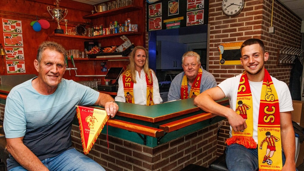 V.l.n.r. Anton Klippel, Alice Vogelaar, Louis Wesdorp en Rick de Rijke in de kantine van SC Stavenisse. Foto: Iman Fase. 