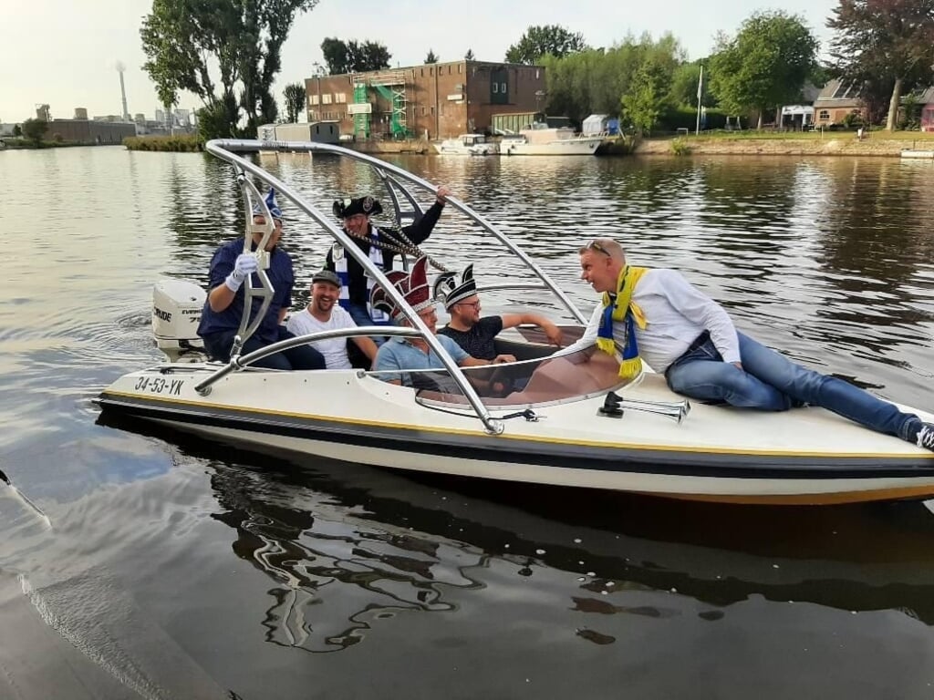 Kapitein Richard Wessels (rechtsachter) met de Halderbergse prinsen in een speedboot.