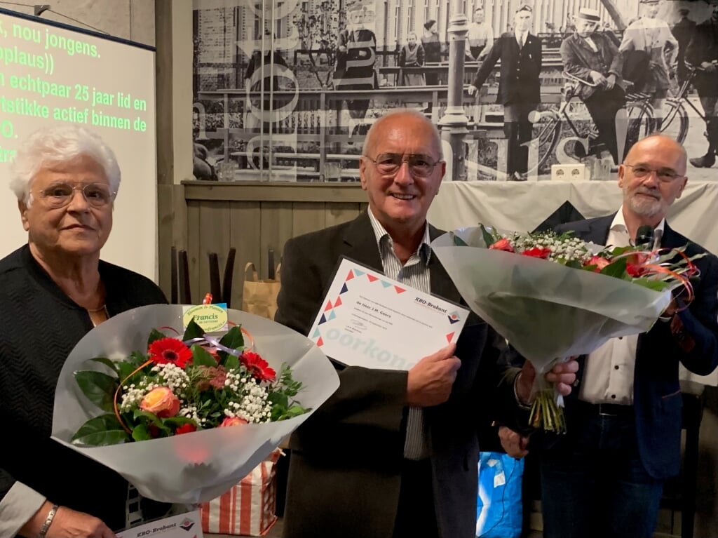 Rien van Zundert (rechts) bedanktt Jo Geers en zijn vrouw Jeanne wegens hun inzet voor de KBO.