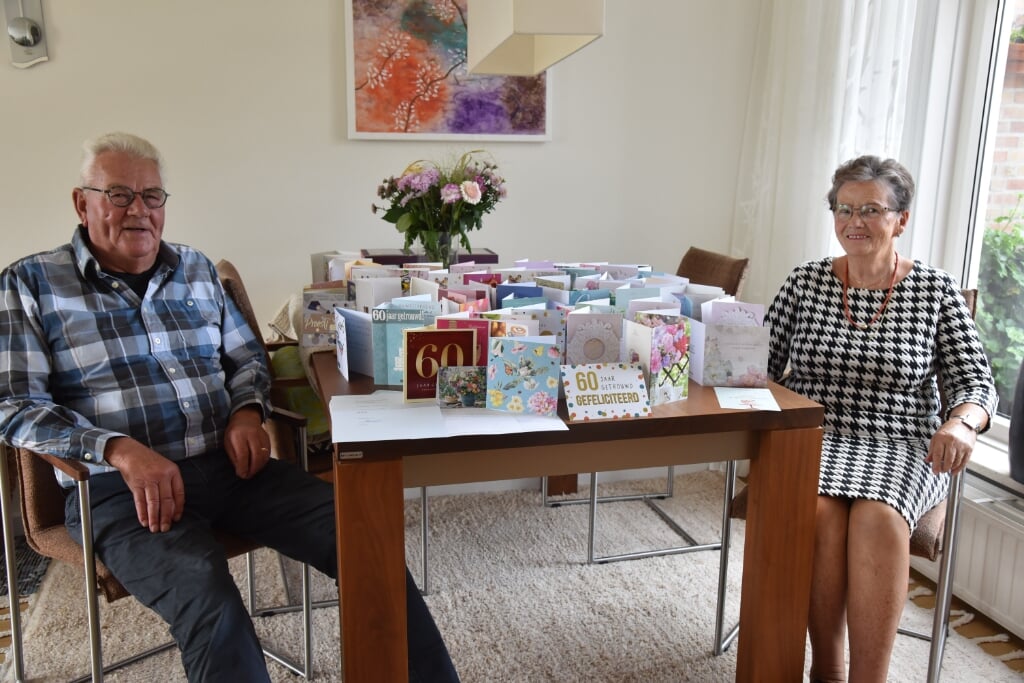 Piet en Anneke Kleppe tussen alle kaarten die ze hebben ontvangen voor hun 60-jarig huwelijk. ,,We hadden ook nog zestien bloemstukken, we zijn heel goed bedacht."
