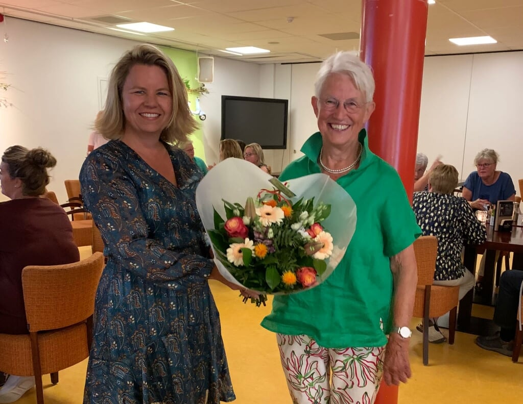  Ineke Breure-Breure heeft van 1988 tot 2018 de collecte voor het KWF gecoördineerd. Zij werd bedankt met bloemen, stroopwafels en een cadeaubon.