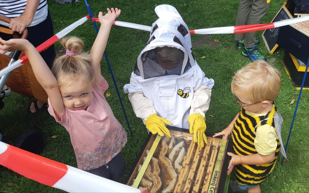 Ook voor de kinderen zijn de Open Imkerijdagen heel interessant. Ze mogen bijvoorbeeld zelf de honingslinger bedienen of boter-kaas-en-eieren spelen op een bijenplant. 