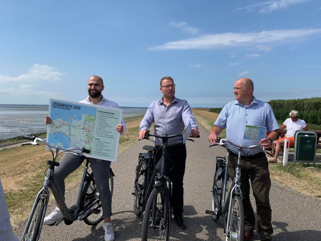 V.l.n.r. de wethouders Dominique Hopmans van Bergen op Zoom, Corniel van Leeuwen van Tholen en Maurice Remery van Steenbergen. Zij namen de nieuwe fietsroutes officieel in gebruik.