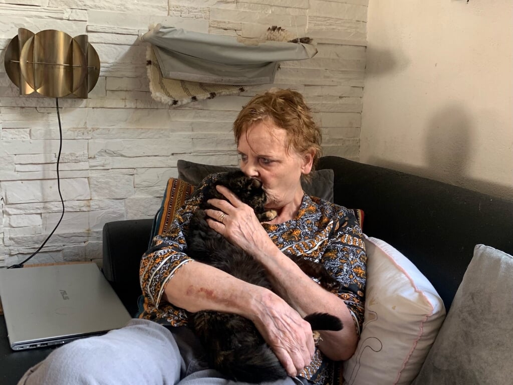 Ineke van den Eijkel met een van haar geliefde katten. Zij geeft oudere katten een laatste rusthuis, maar de zorg voor zestien katten valt haar zwaar sinds haar man GertJan overleden is. 