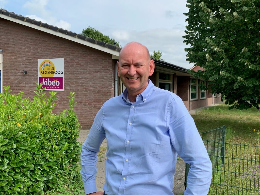 Mark Suijkerbuijk is de nieuwe directeur van basisschool De Regenboog: ,,Juist het kleinschalige geeft de school zijn charme."