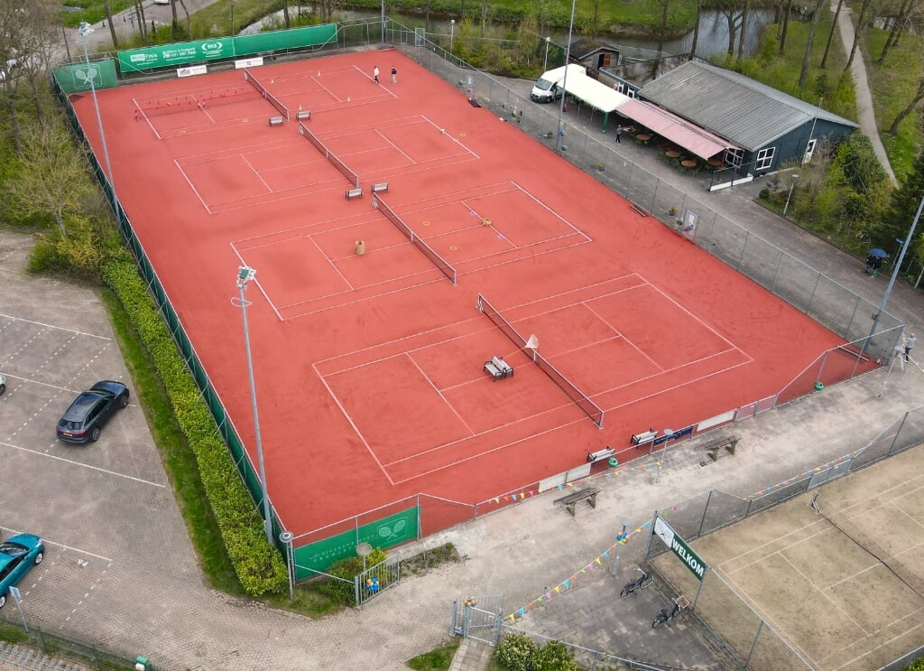 Op de vier nieuwe smashcourt tennisbanen kan bijna het hele jaar door gespeeld worden.