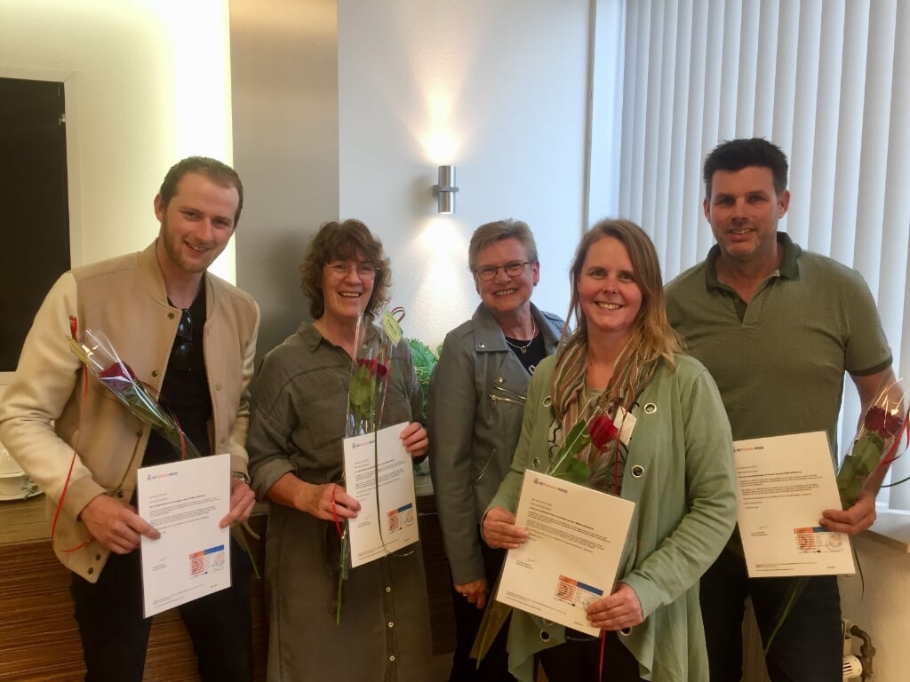 V.l.n.r.: Jop Joosten, Elisabeth Hulshof, Hilda en Wiljon Stange kregen hun diploma. Karin Troost (midden) reikte ze uit.