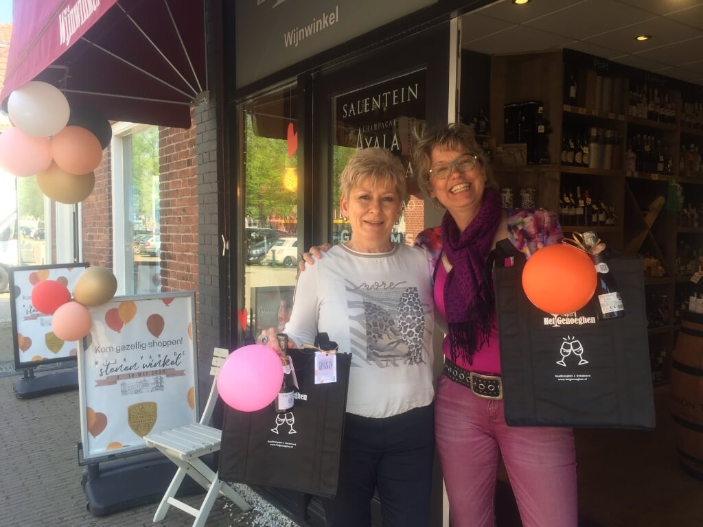 Jolanda van Maurik (l) en Marleen de Man ontvangen hun klanten hartelijk tijdens de Week van de Stenen Winkel. 