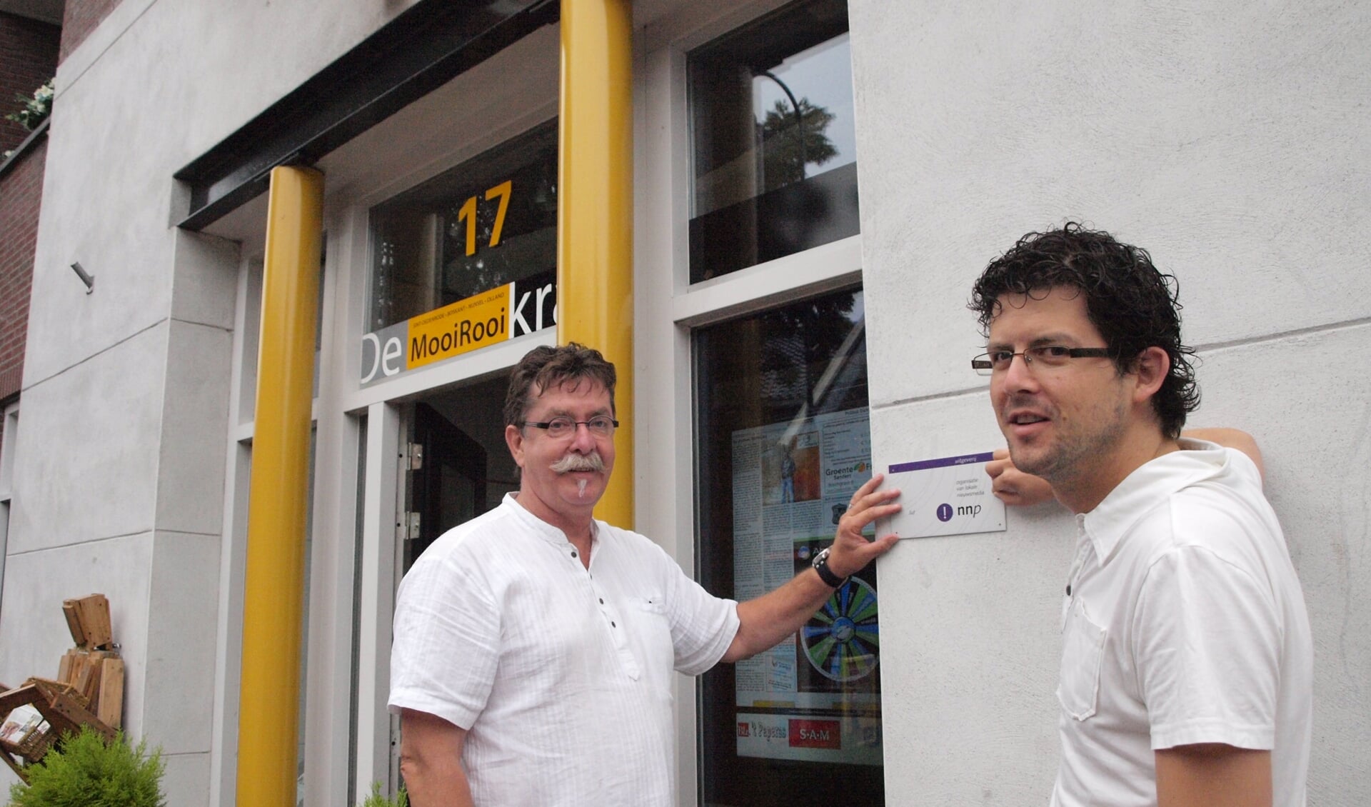 Een foto uit de beginjaren. Bas en Jeroen (r) bij het voormalige kantoor. Sinds 2,5 huizen ze in Mediahuis Meierijstad. 
