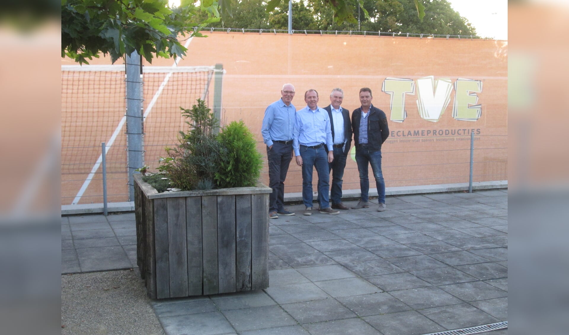 Jan de Boer (TV de Kienehoef), Mari Versantvoort (Rosval), Hans v/d Heijden (TV de Kienehoef)en Hennie van Osch (TVE)