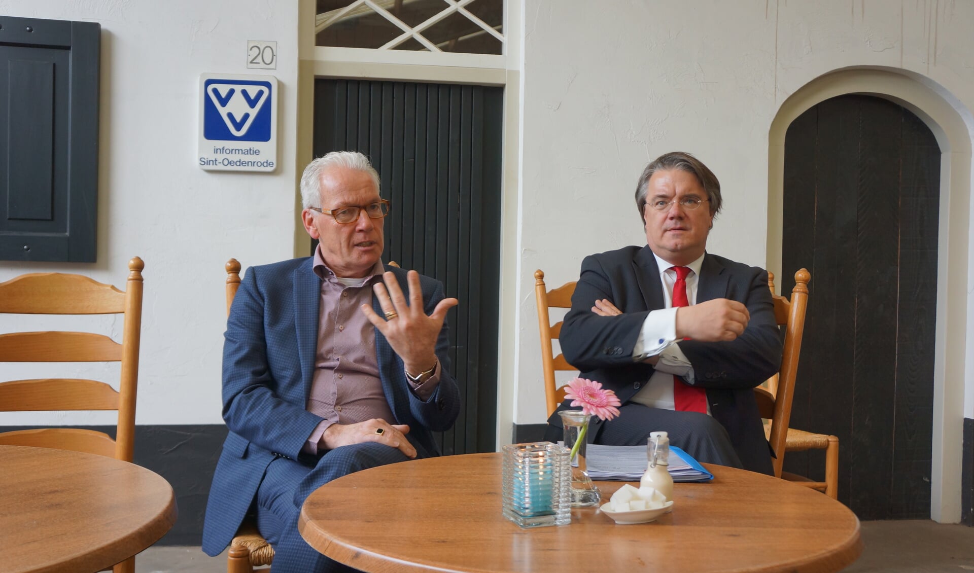Burgemeester Maas (l) en Wim van de Donk stonden de pers te woord in de Gasthuishoeve.