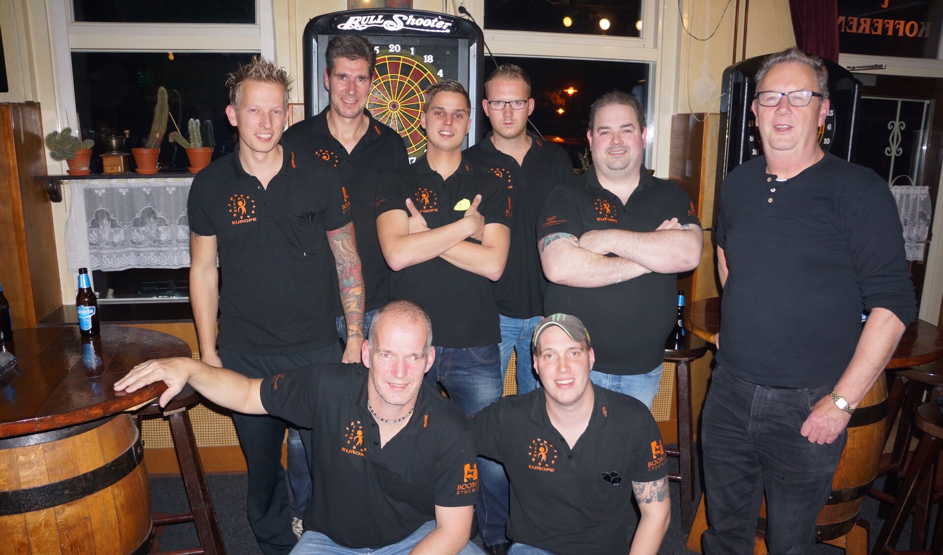 Het complete team, met rechts Toon, de eigenaar van café 't Kofferen.