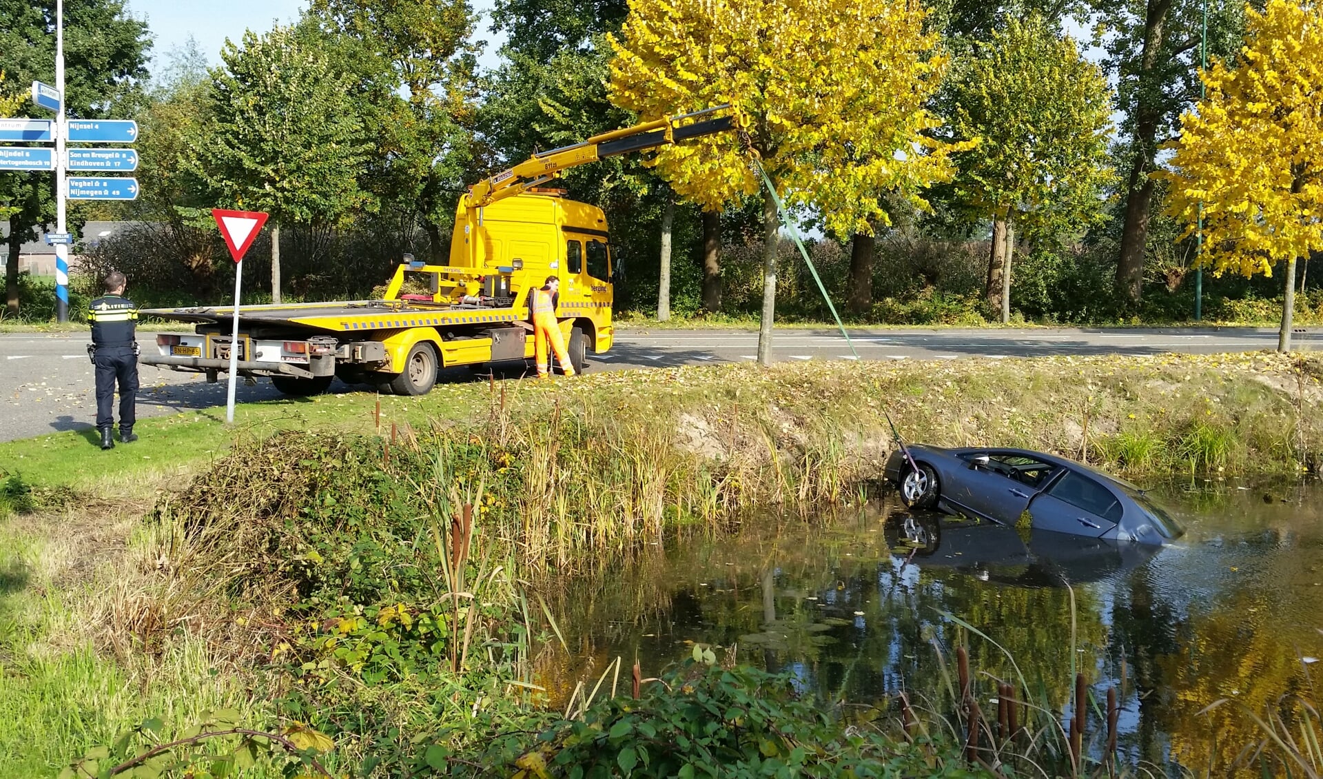 Foto: Marc Evers, Hoe de auto in het water raakte is onbekend.