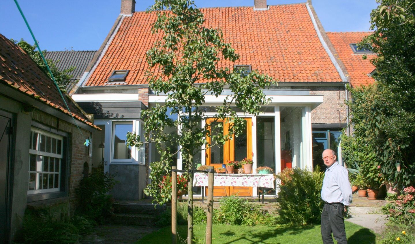 Sjef van Griensven achter zijn huis.