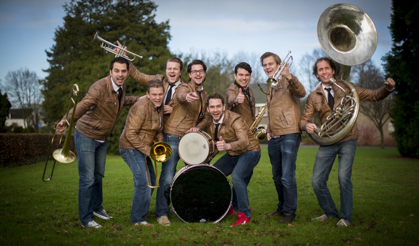 Dr. Brass met uiterst rechts Joost van Genugetn.