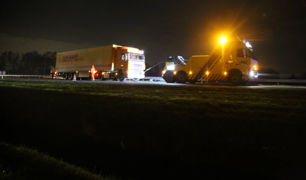 Door een mislukte uitwijkmanoeuvre reed een vrachtwagen donderdagochtend in de middenberm (Foto:AS Media)