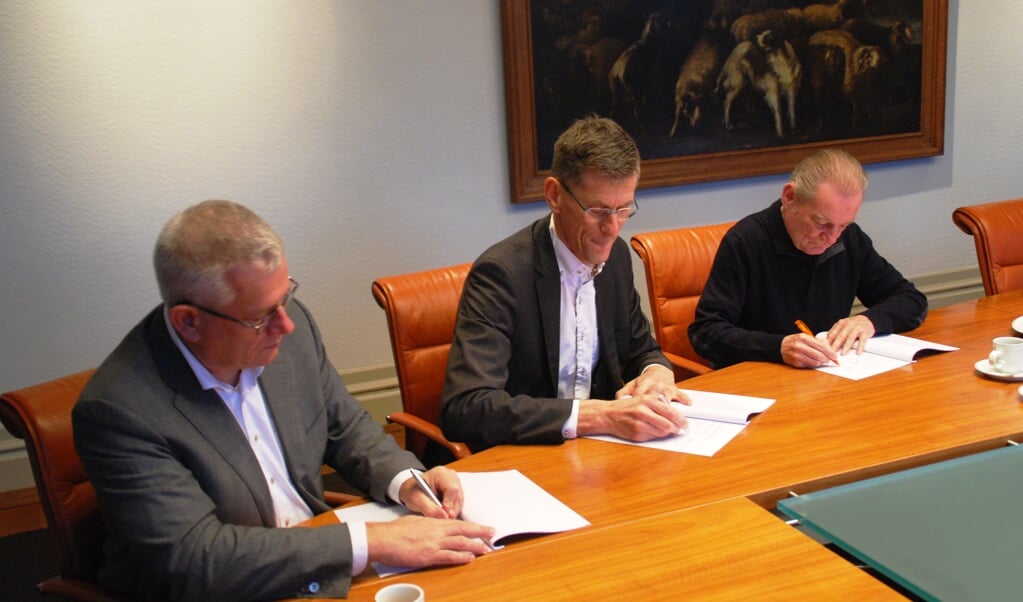 v.l.n.r.: Wethouder van Burgsteden (Gemeente), directeur/bestuurder Leo Overmars (Wovesto) en voorzitter Jan Smulders (HBV).
