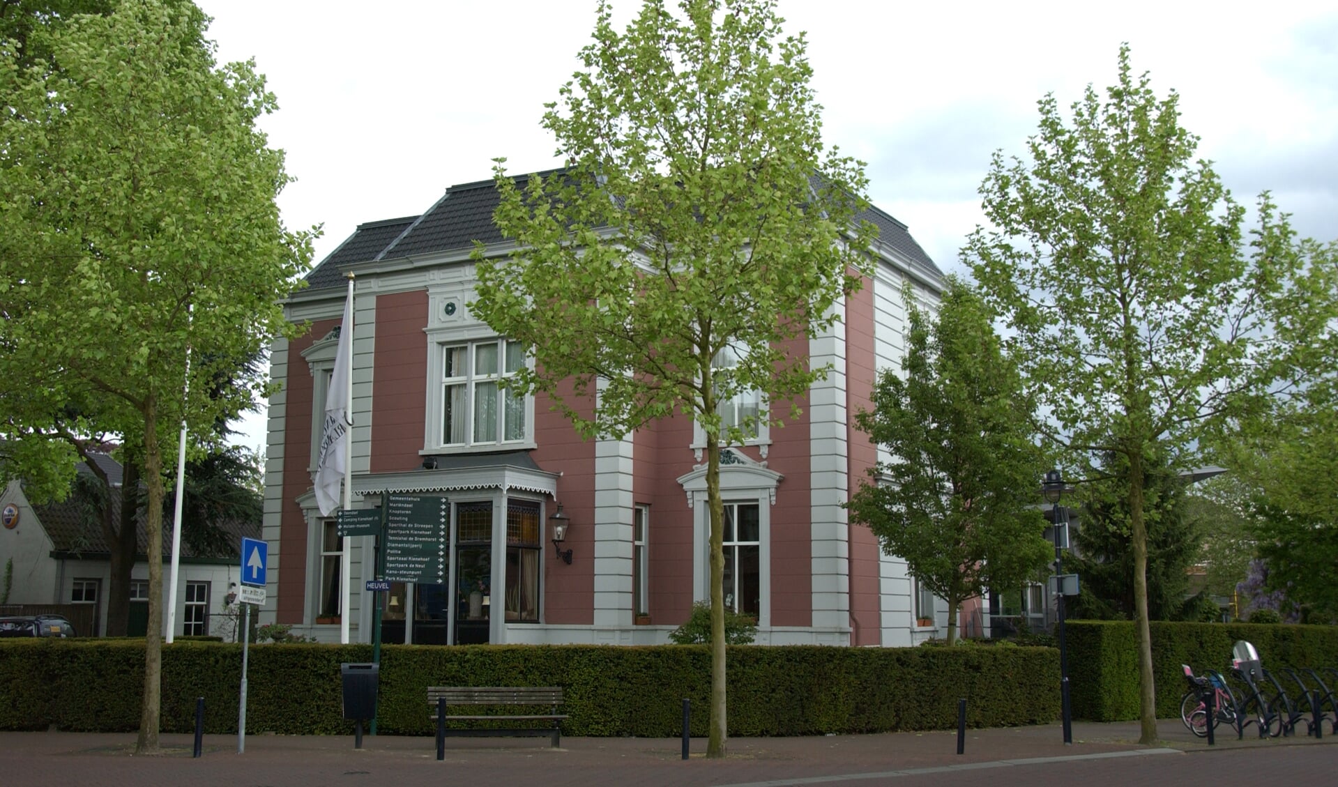 Het iconische pand op de hoek van de Hertog Hendrikstraat en de Heuvel.