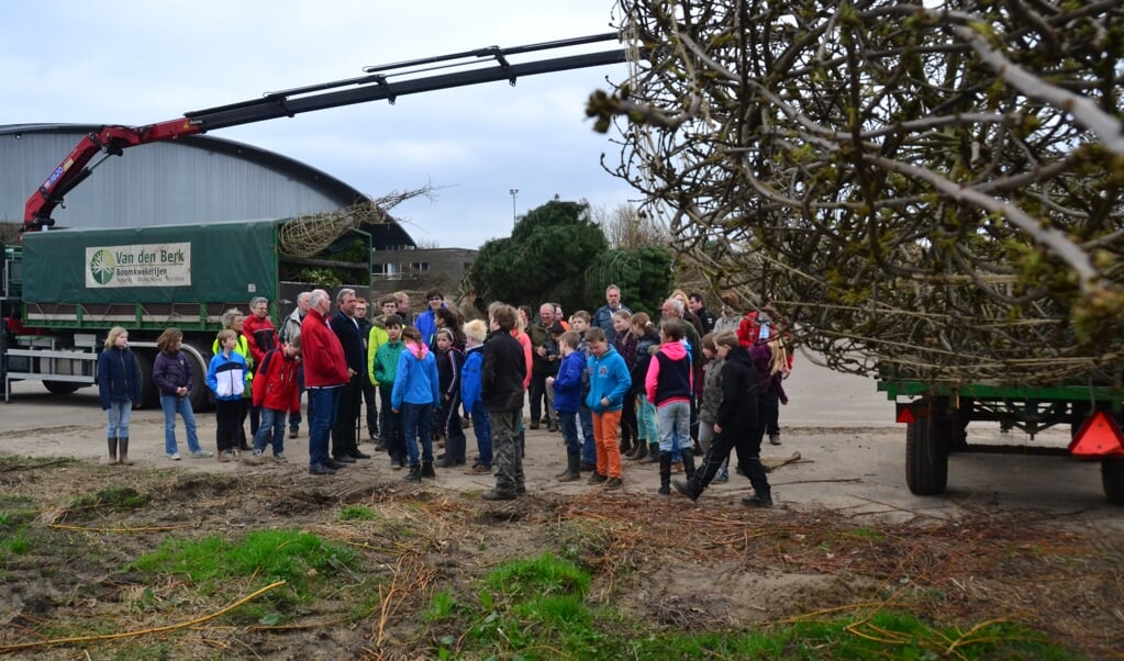 Jeugdnatuurwacht op excursie bij Boomkwekerij Van den Berk