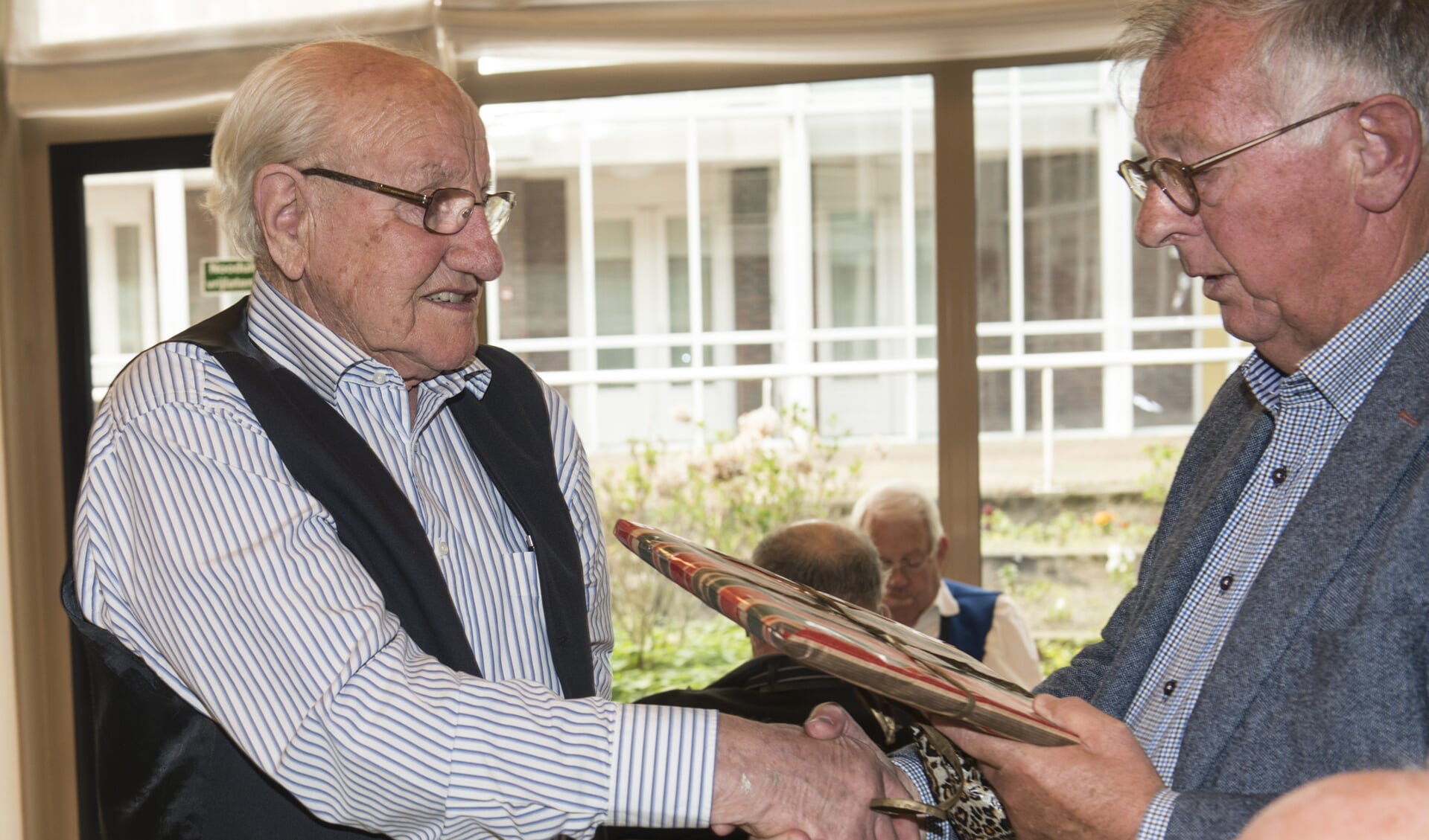 Jan Klomp (l) werd terecht in het zonnetje gezet. 