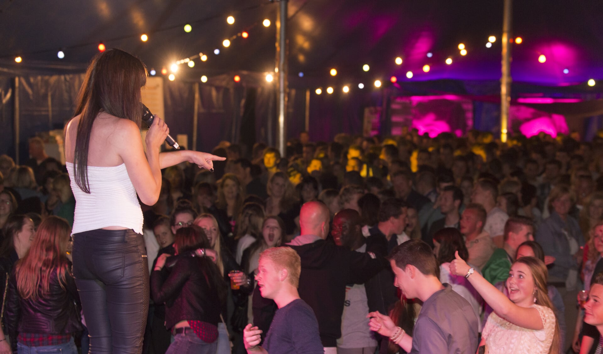 De Rooise zangeres Anne van der Heijden gaf zaterdagavond alles.