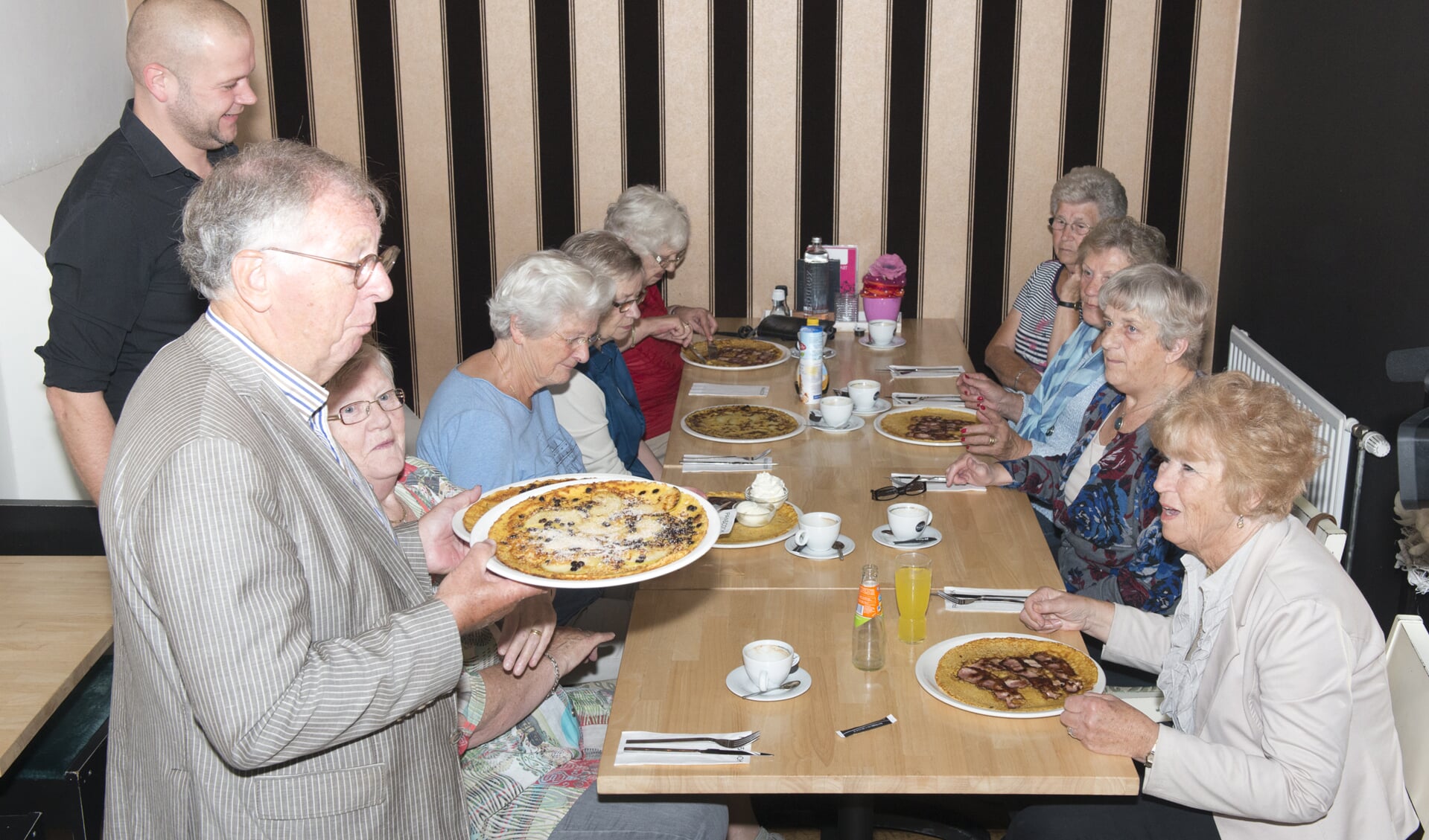 Voorzitter van het comité, Cees van Rossum, serveerde vorig jaar pannekoeken voor ouderen.