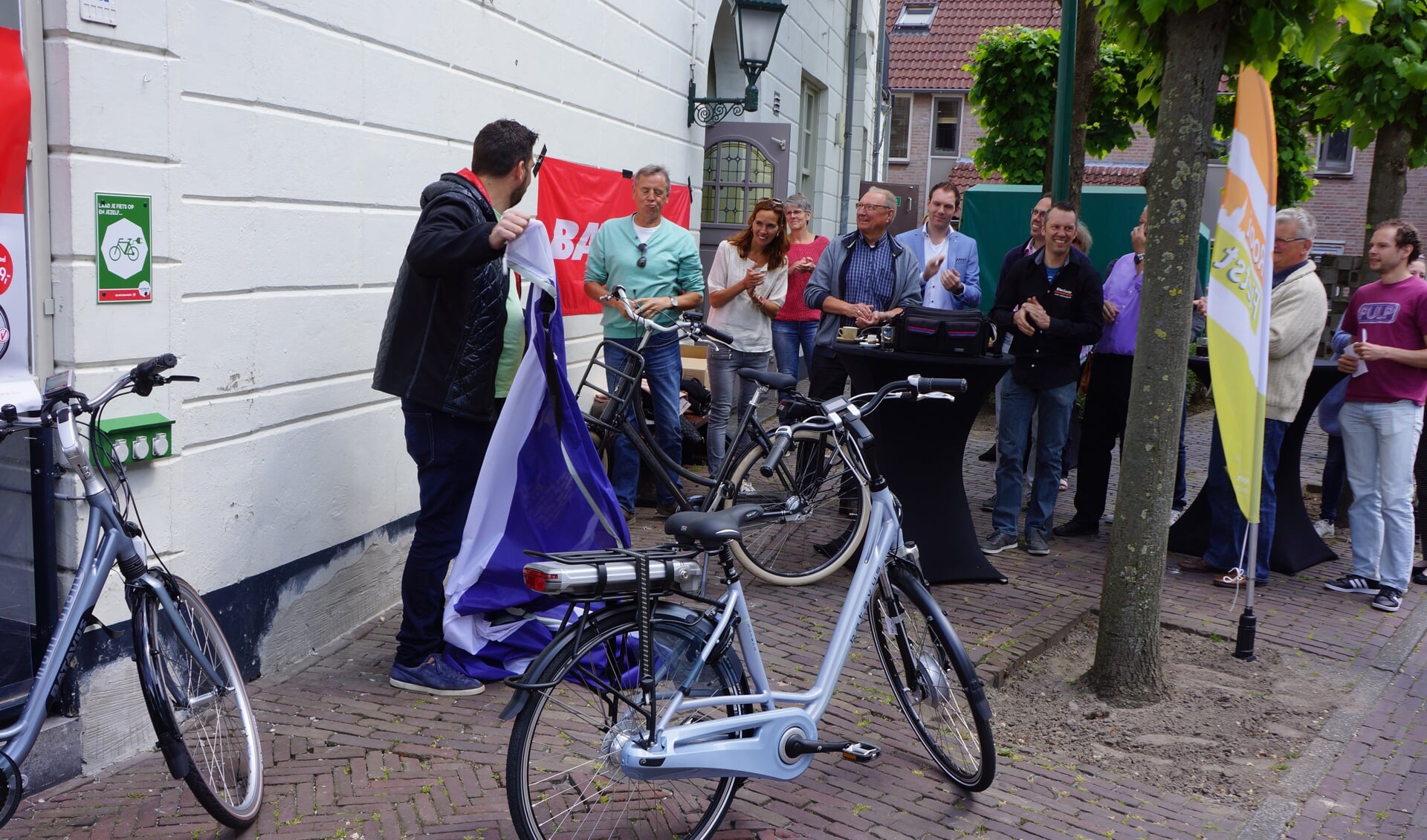 Ralf Dirven van het Centrummanagement onthulde in 2015 nieuwe fietsoplaadpunten, ook al een project van het Centrummanagement.