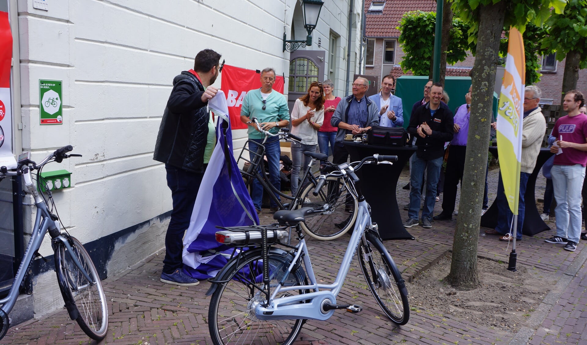 Ralf Dirven van het Centrummanagement onthulde zojuist de nieuwe fietsoplaadpunten.