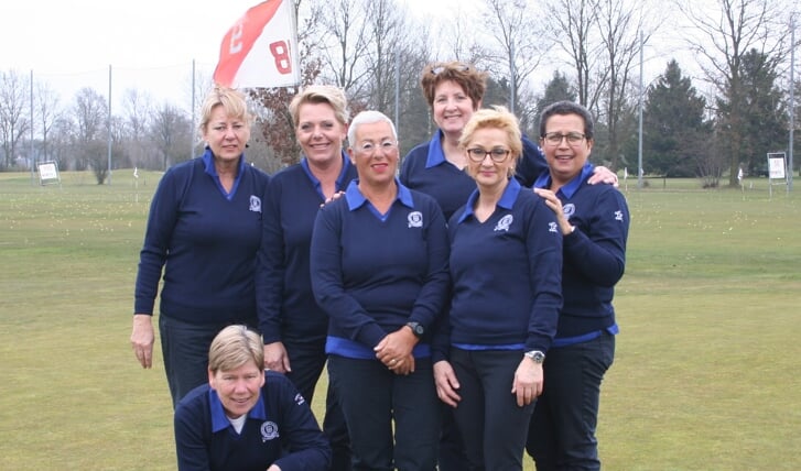 Het damesteam van de Schoot.          