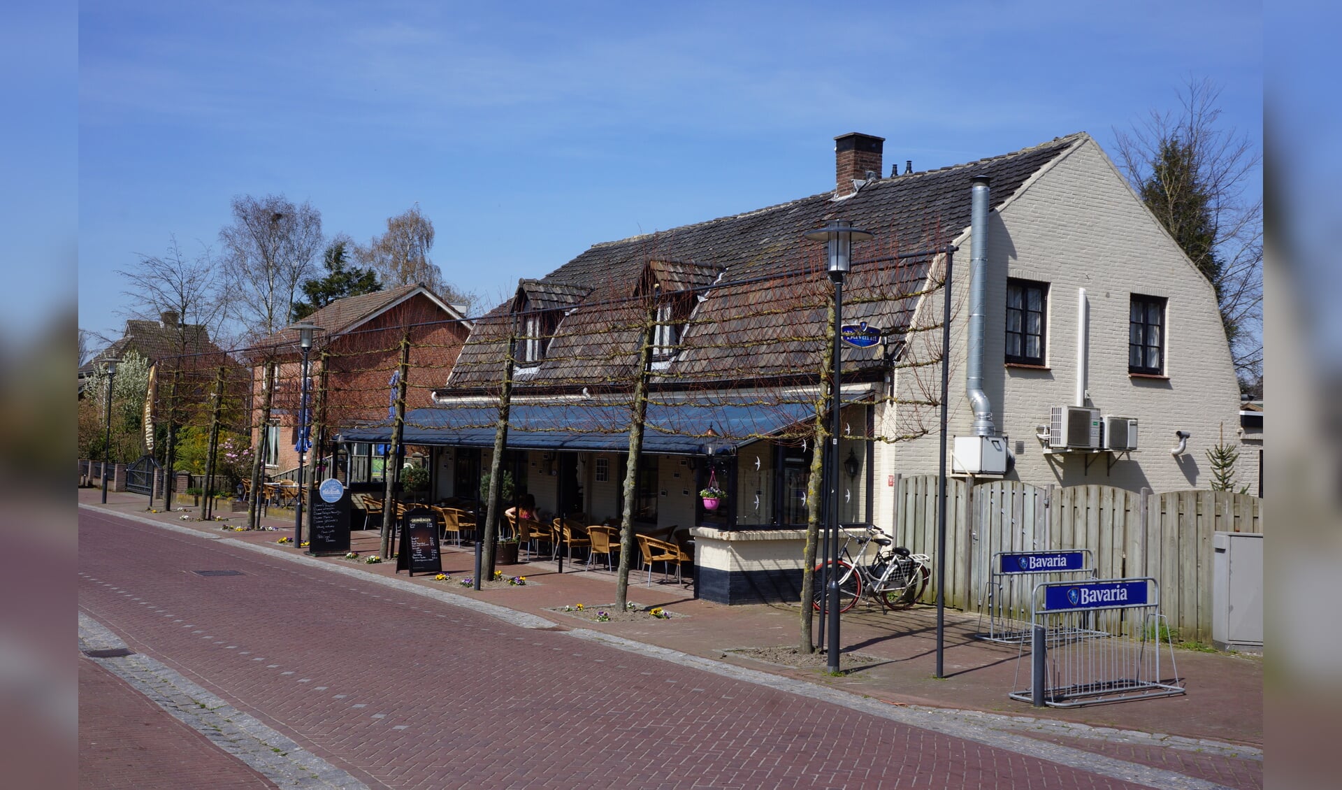 Café de Dorpsherberg; het thuishonk van de kapel.